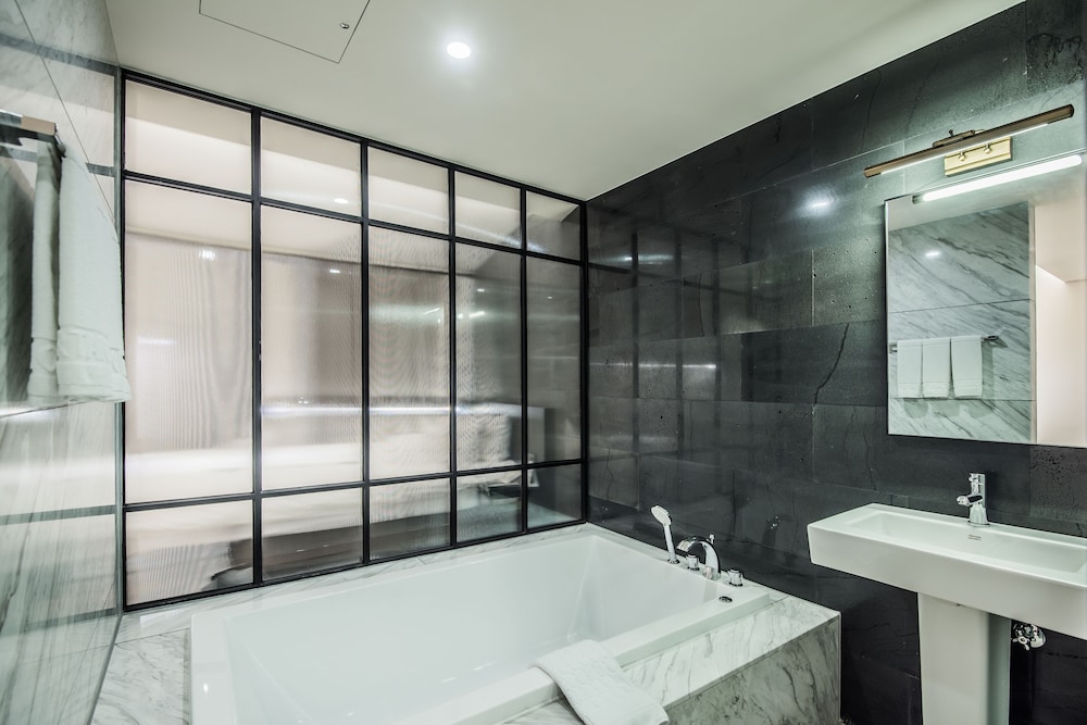 SUITE photo 3