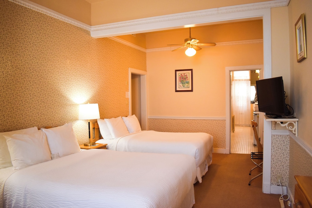 Classic Quadruple Room, River View photo 1
