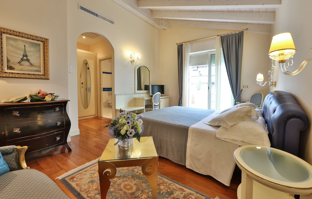 Junior Suite, Multiple Beds, Jetted Tub, Sea View photo 2