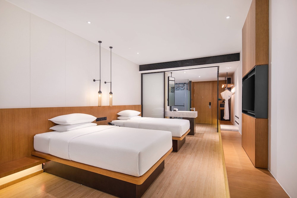 Superior Twin Room, 2 Twin Beds, Smoking, City View photo 3