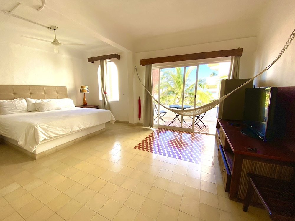 Premium Partial Ocean View Balcony 1 King Bed photo 3