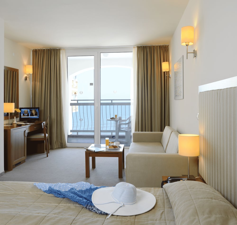 Family Room, Sea View (3 Adults + 2 Kids)