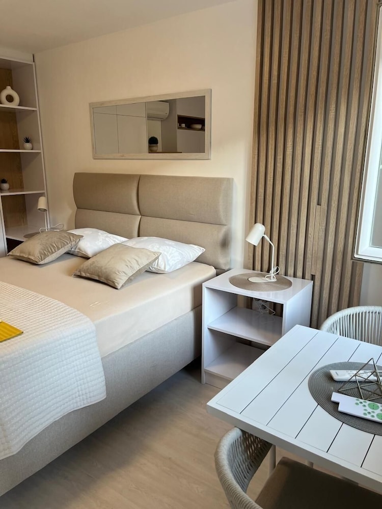Classic Studio, 1 Queen Bed, Partial Sea View, Courtyard Area photo 2