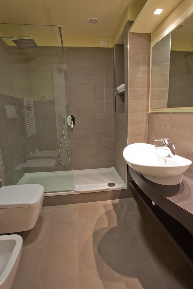 Standard Room, Multiple Beds - Photo 9