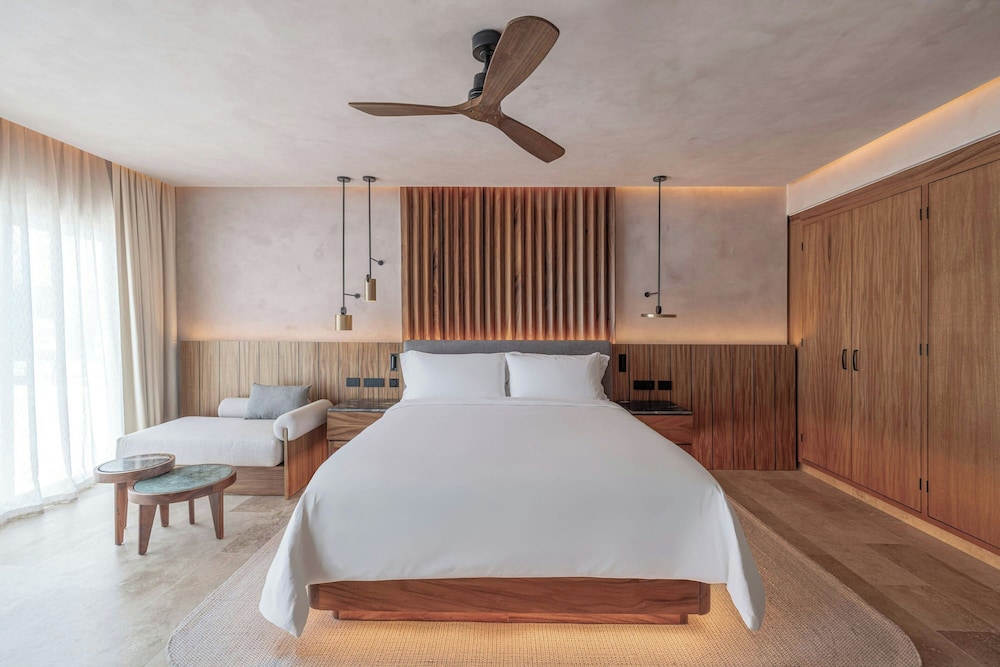 Junior Suite, 1 King Bed, Balcony, Oceanfront