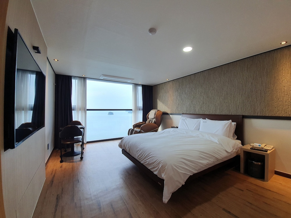 Deluxe Room, Non Smoking, Ocean View (massage chair) photo 1