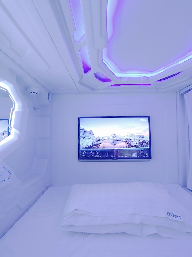 Double Space Pod (Queen Bed) In Mixed Dormitory Room photo 3