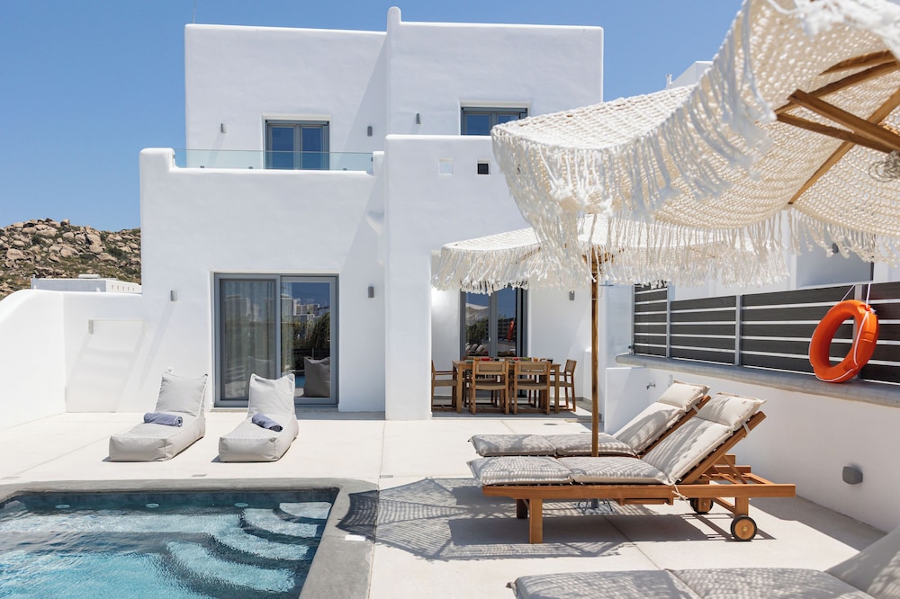 Grand Villa, Pool View