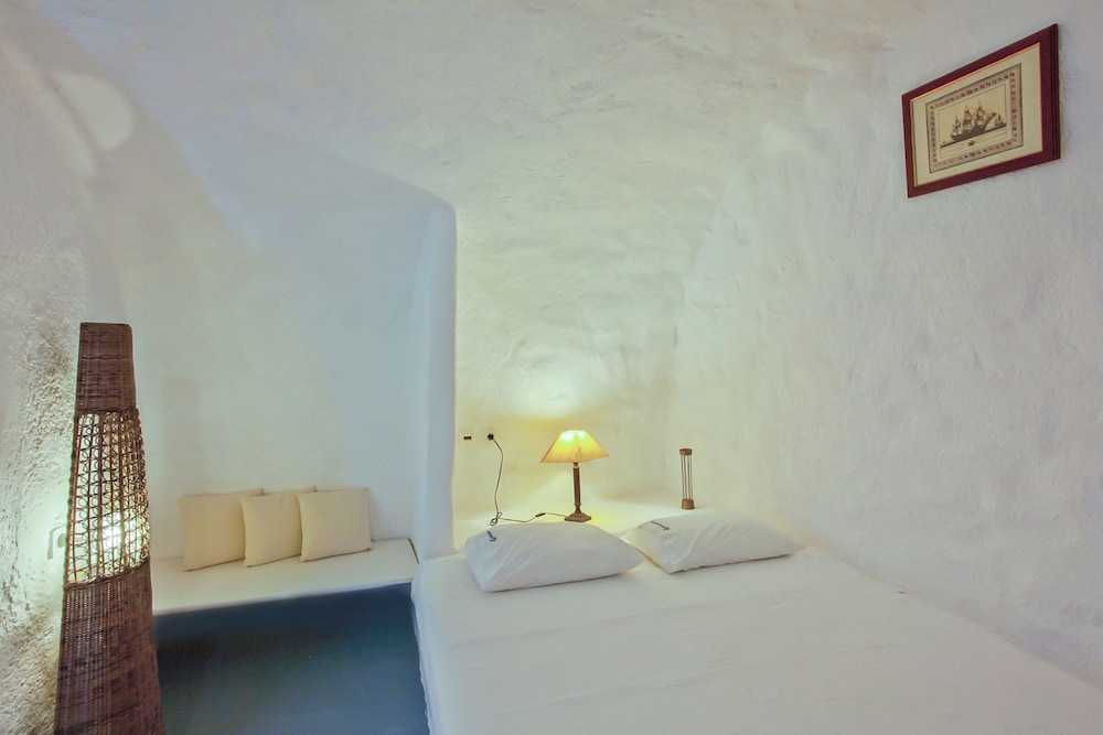 Superior Cave Suite with Hot Tub & Caldera View - Photo 16