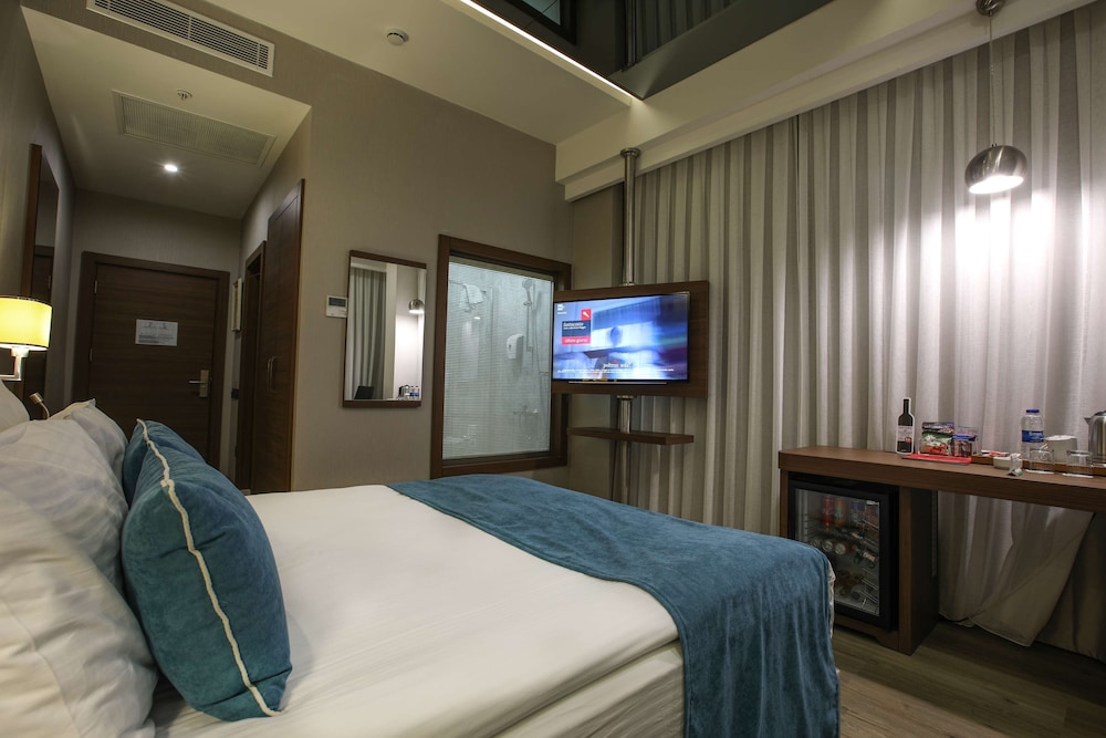 Standard Room, 1 King Bed, Smoking photo 3