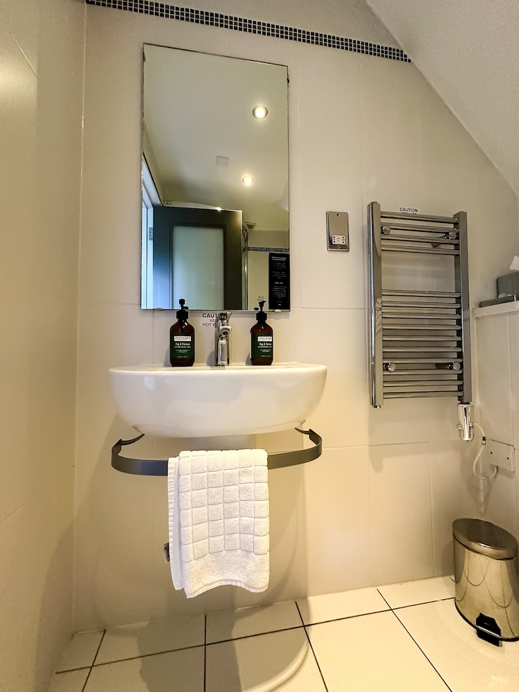 Standard Room, 2 Twin Beds - Photo 8