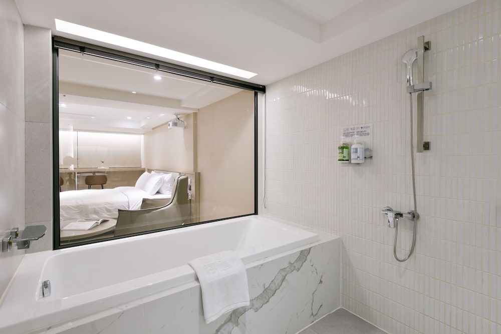 Superior Suite - Photo 8