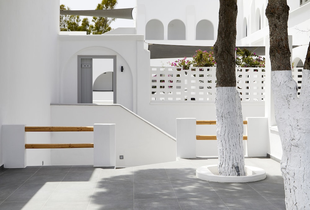 Elegant White Deluxe Room with Private Balcony - Photo 6