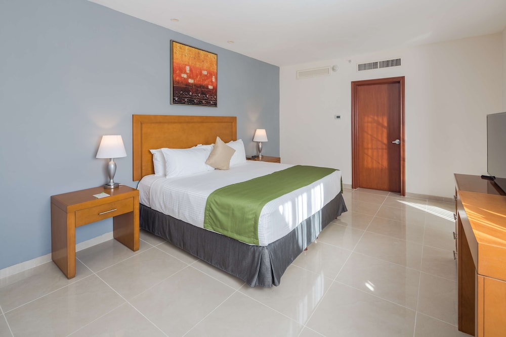 Suite, 1 King Bed, Non Smoking (One-Bedroom) - Photo 1