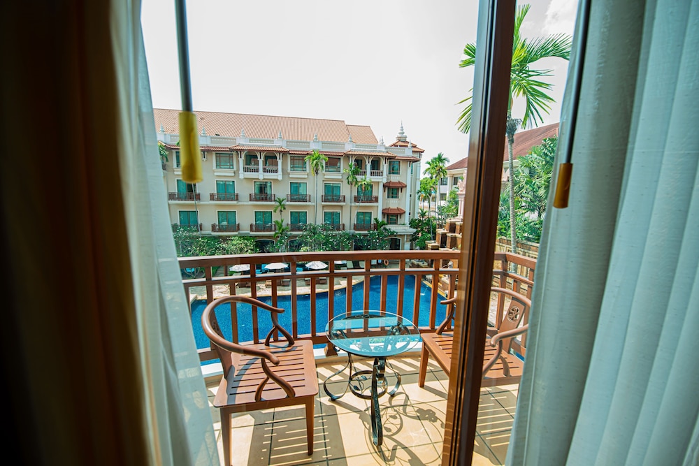 Deluxe Double Room Pool View - Photo 11