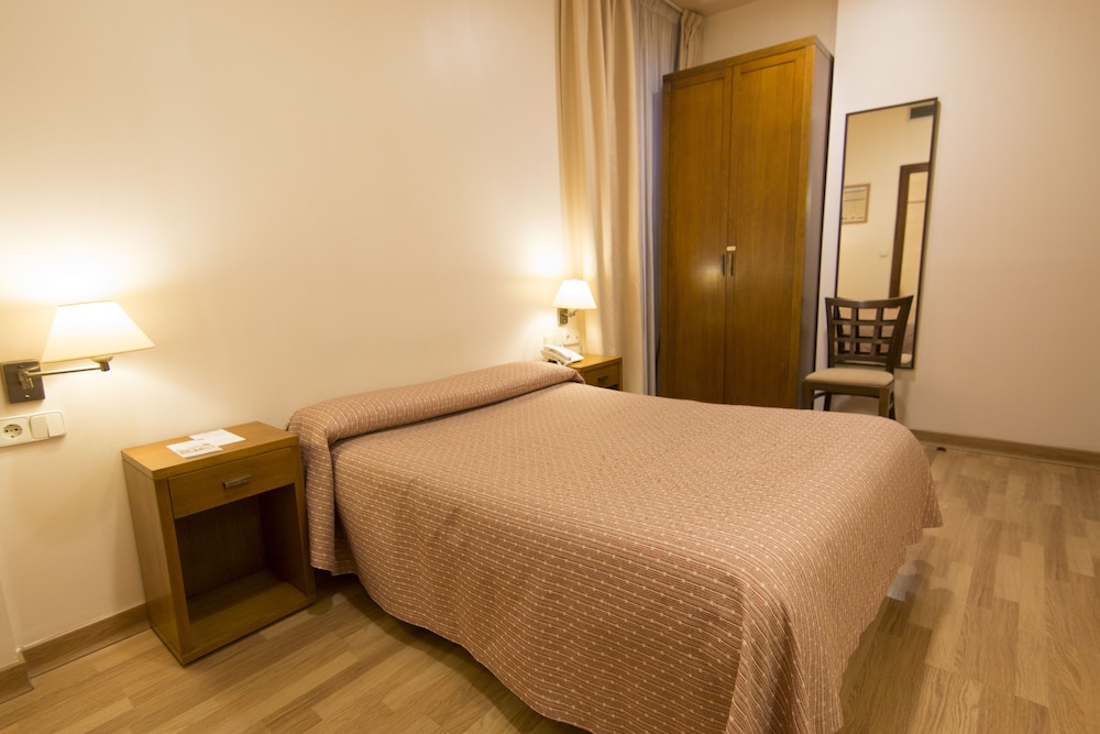Economy Double Room, Ground Floor (Next to reception and lift) photo 2