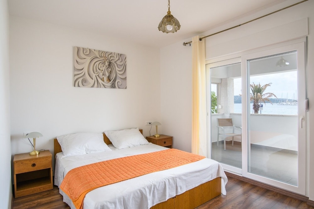 Apartment (Zvon - 10 m from sea - A1(4+1))