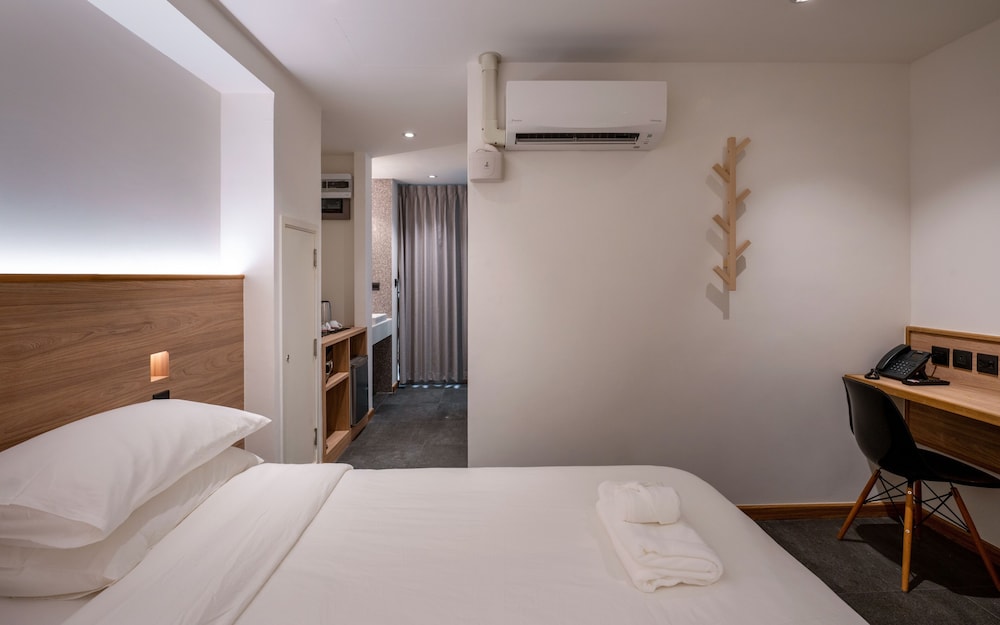 Superior Room, 1 King Bed, City View