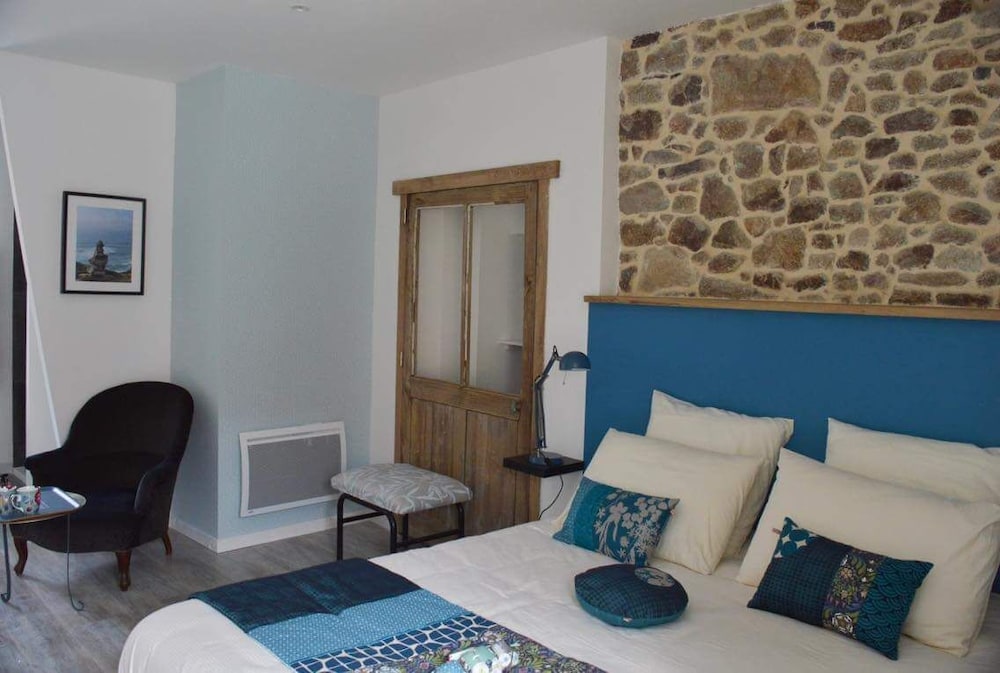 Deluxe Double Room, 1 Queen Bed, Private Bathroom, Courtyard View photo 1