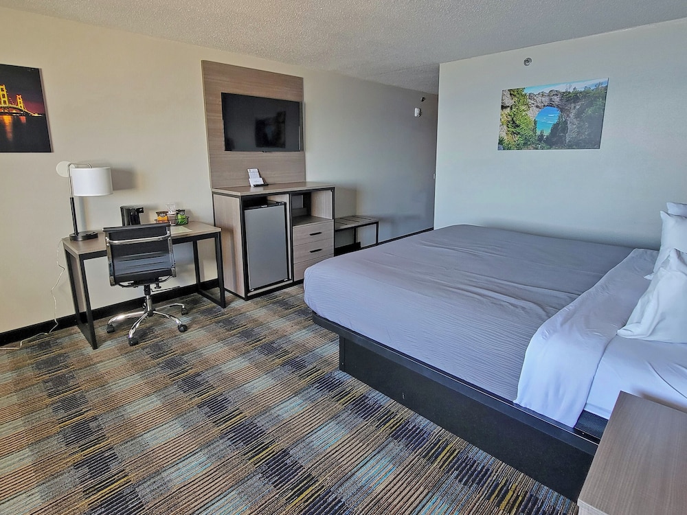 Standard Room, 1 King Bed, Balcony, Lake View - Photo 4