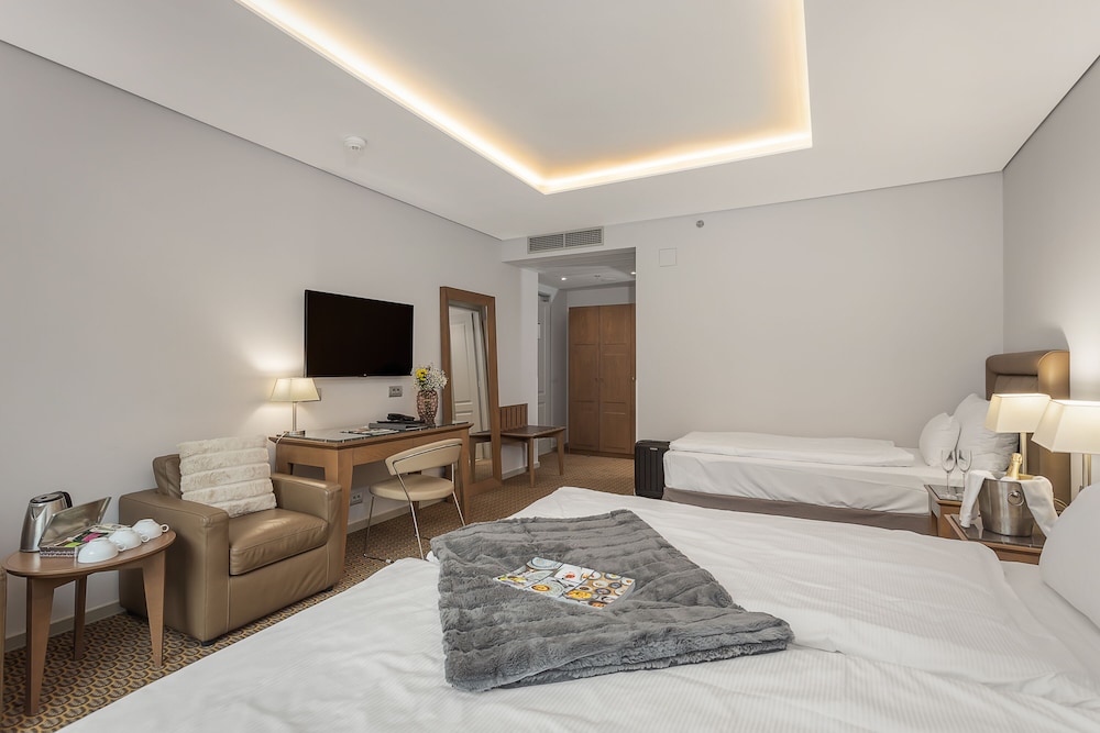 Comfort Triple Room, Bathtub