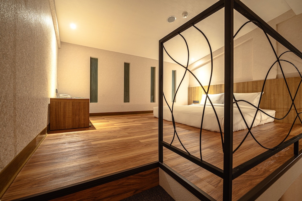 Duplex Suite - Photo 3
