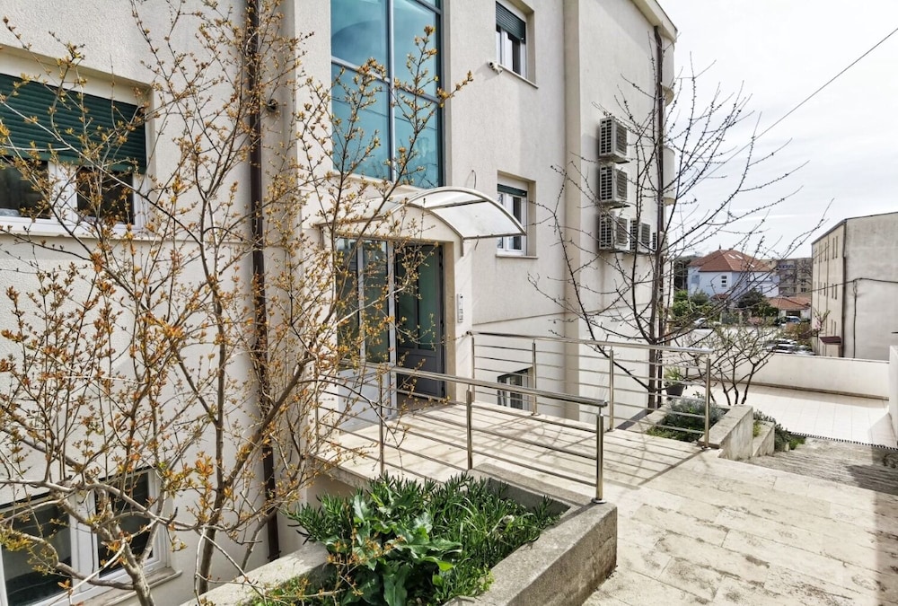 Apartment (Miro - modern - A3 lijevi(3+2))