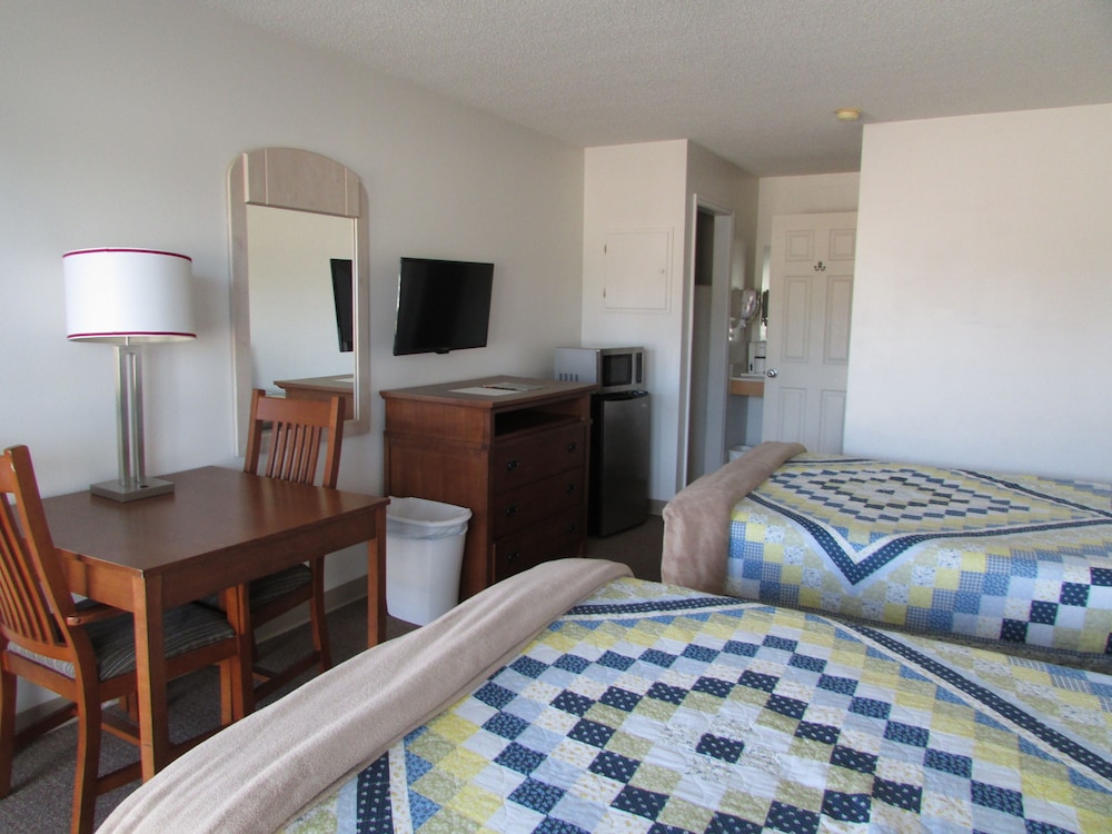 Standard Room, 2 Queen Beds, Refrigerator & Microwave photo 2