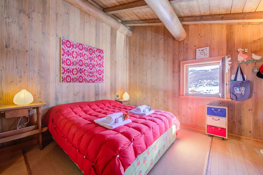 Family Chalet, Multiple Bedrooms (Chalet Lidia Ski in-Ski out 50m)