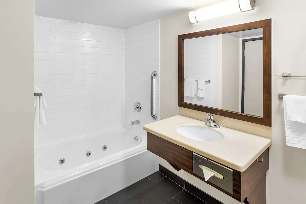 Standard Room, 1 King Bed, Non Smoking, Jetted Tub photo 2