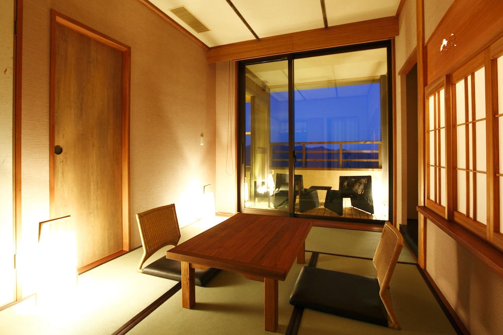 Japanese Western Style Quadruple Room B, Open-air Hot Spring Bath - Photo 3