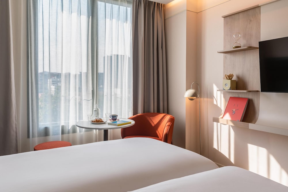 Deluxe with One Twin Bed and 2 Adults Occupancy (Non Smoking)