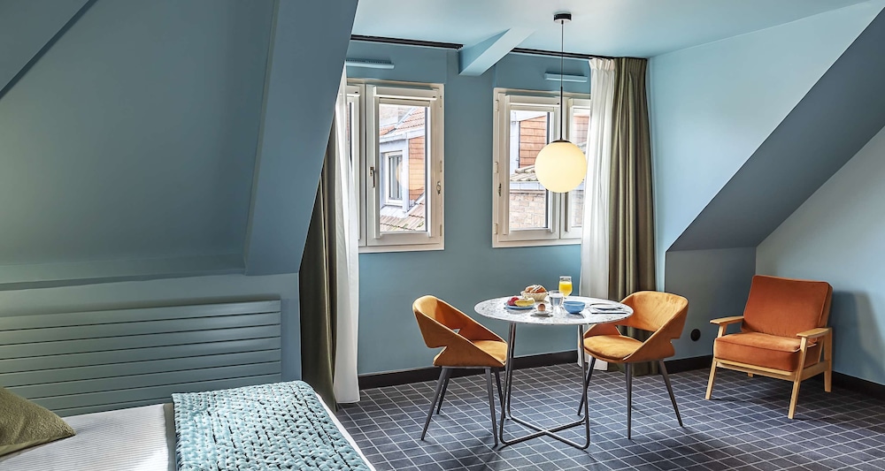 Suite, 1 Queen Bed, Non Smoking, Kitchenette (With Sofabed)