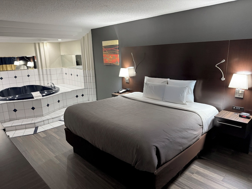 Suite, 1 King Bed, Non Smoking, Jetted Tub - Photo 1
