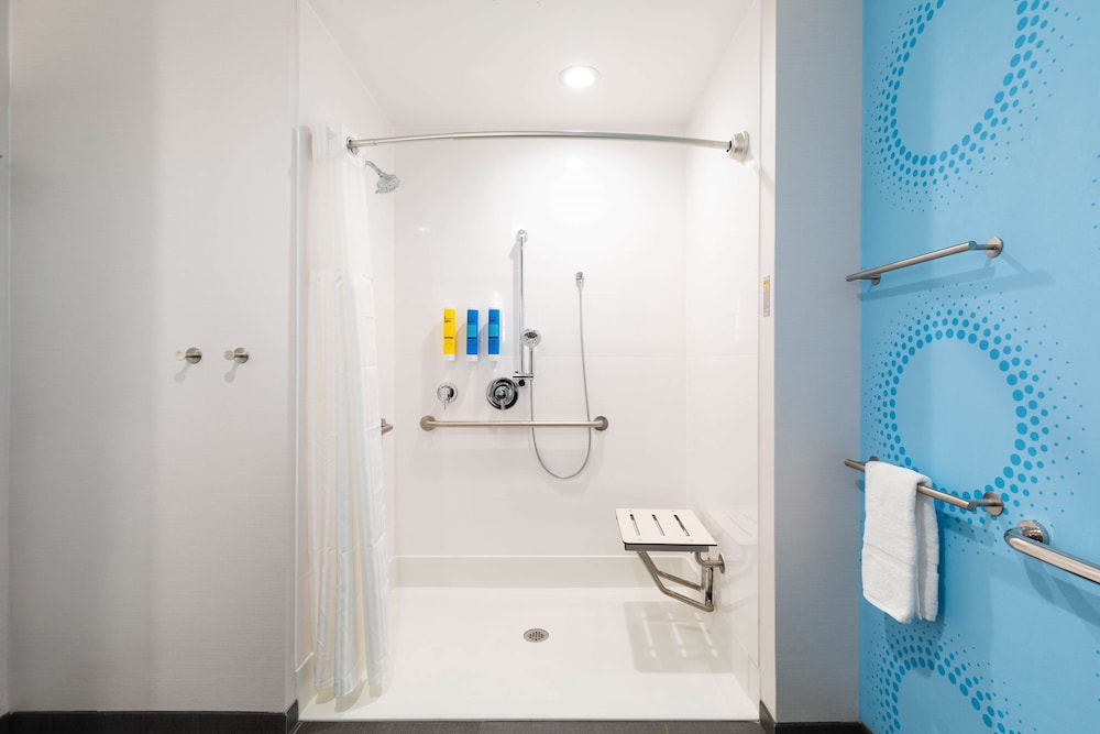 Room, 1 King Bed, Accessible (Mobility & Hearing, Roll-in Shower) - Photo 1