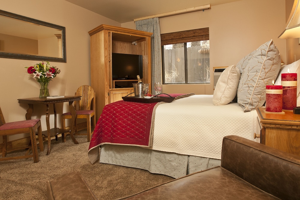 Deluxe Room, 1 King Bed photo 2