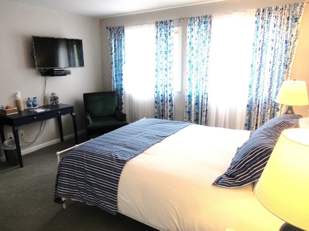 Basic Single Room, 1 Queen Bed photo 1