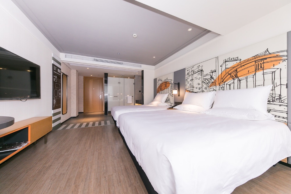 Family Room, Multiple Beds - Photo 4