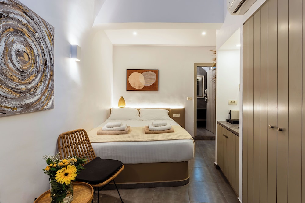 Standard Suite, 1 Queen Bed with Caldera View