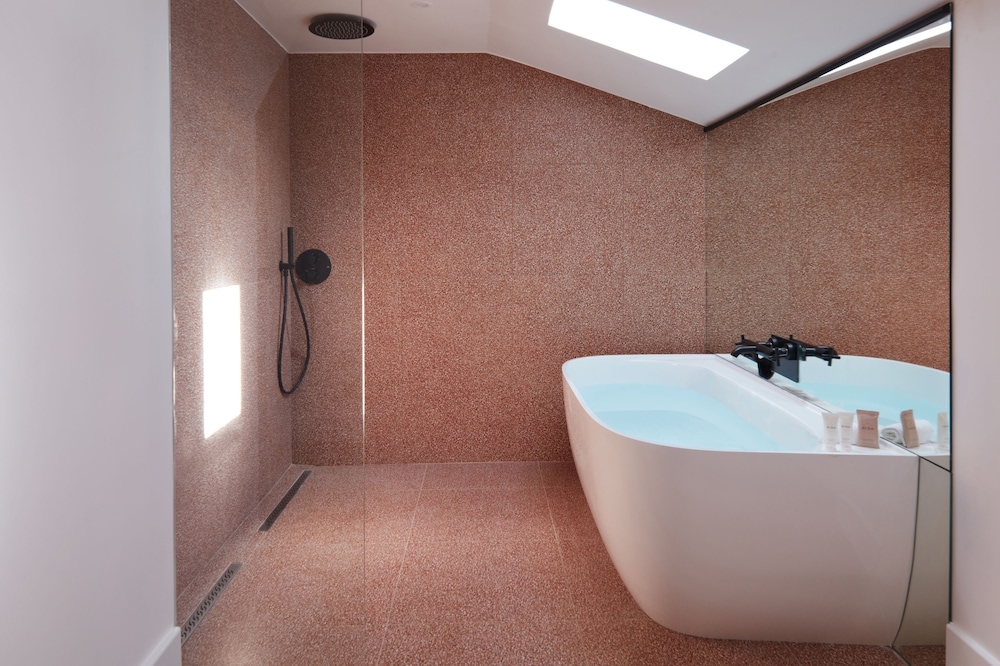 Superior Suite - Photo 8
