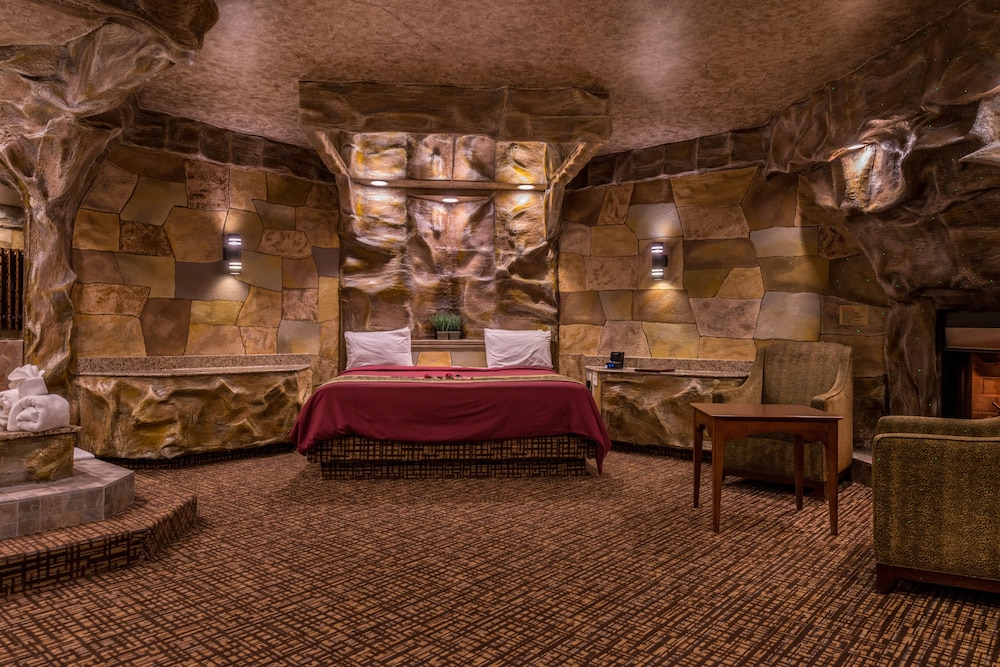 Cave Theme Suite with Jetted Tub & Fireplace - Photo 2