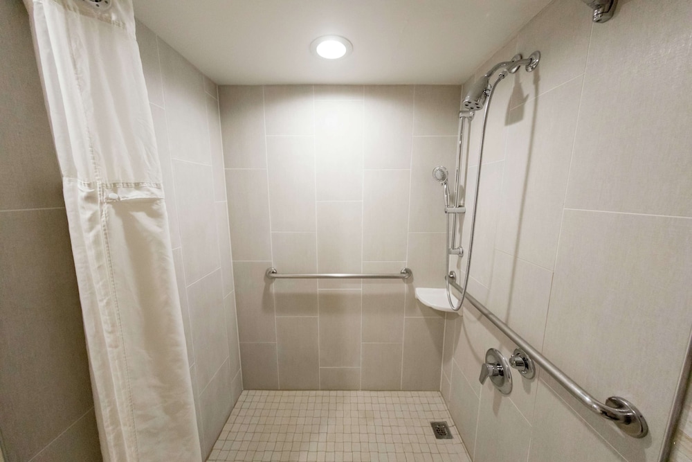 Suite, 1 King Bed, Accessible (Mobility)