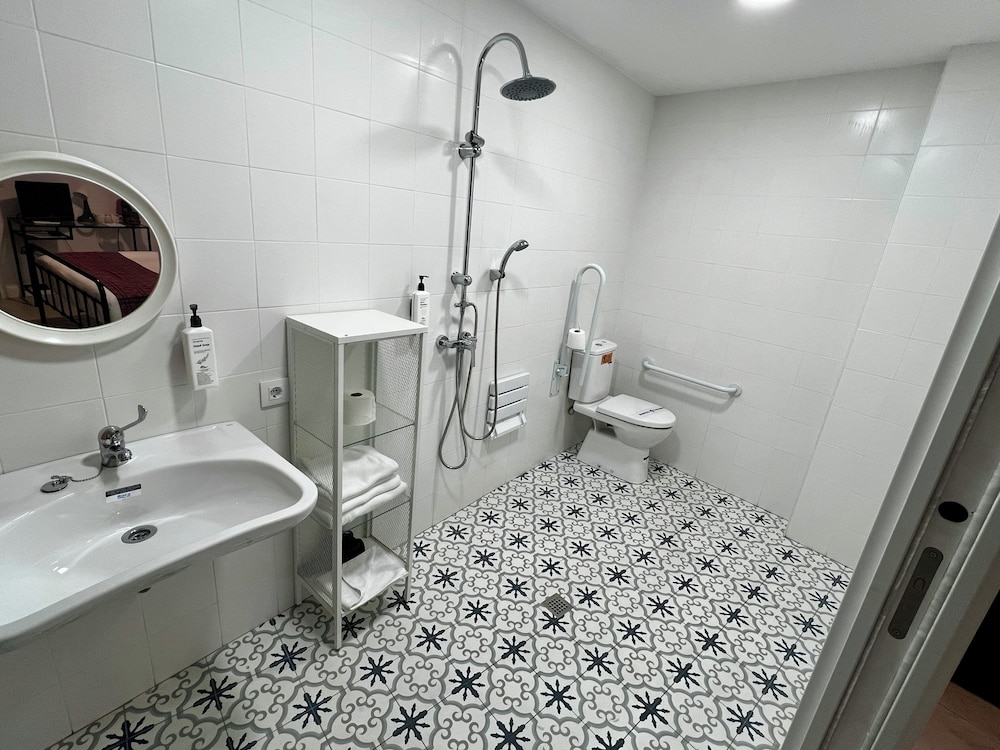 Comfort Room - Photo 2
