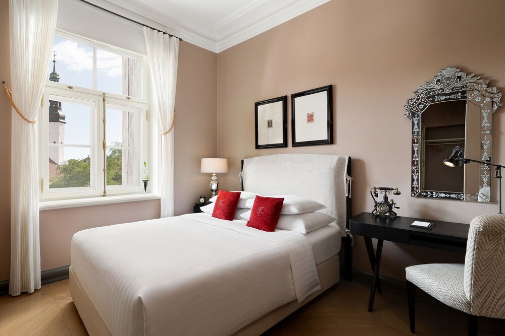 Comfort Room, 1 Queen Bed (Courtyard View) - Photo 6