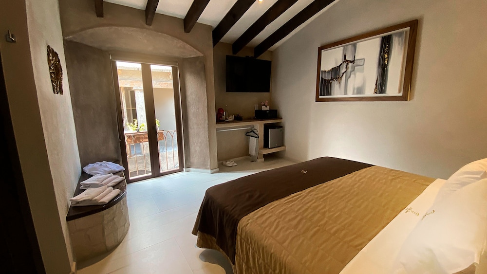 Deluxe Studio Suite, 1 King Bed, Balcony, Resort View photo 1