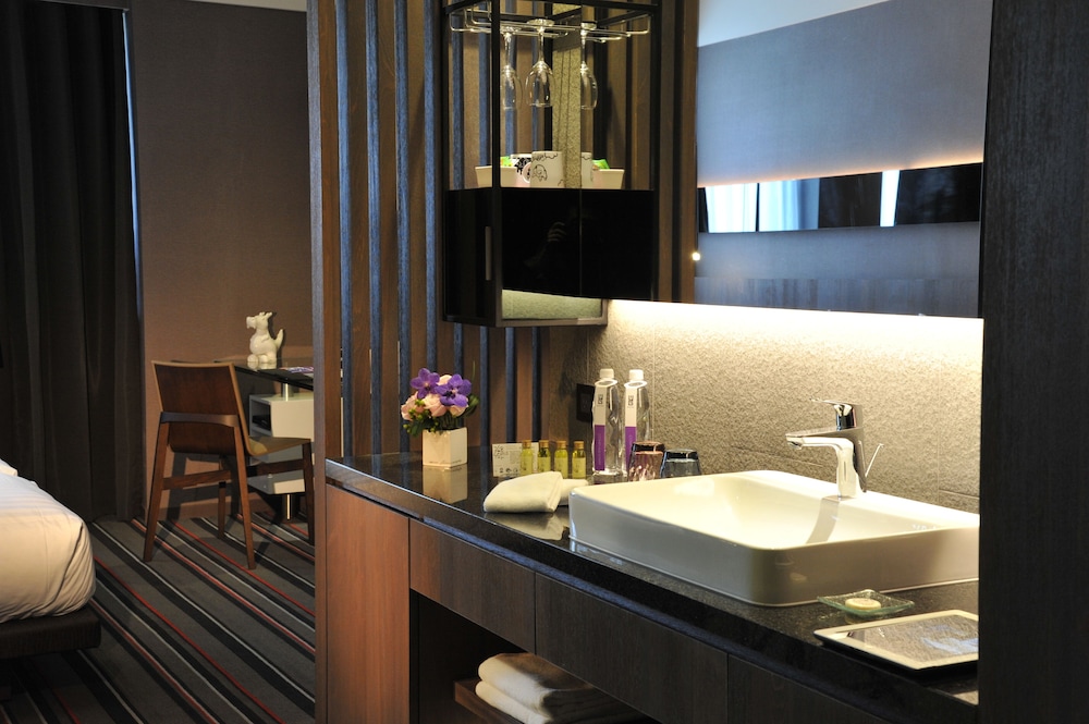 Premier Twin Room, 2 Twin Beds, City View thumbnail 5