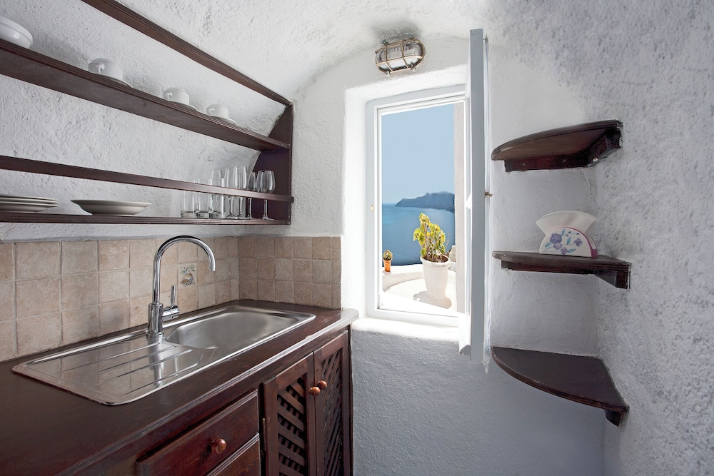 Superior Cave Suite with Hot Tub & Caldera View - Photo 4