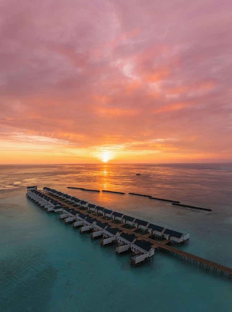 Honeymoon Sunset Water Villa with Pool photo 3