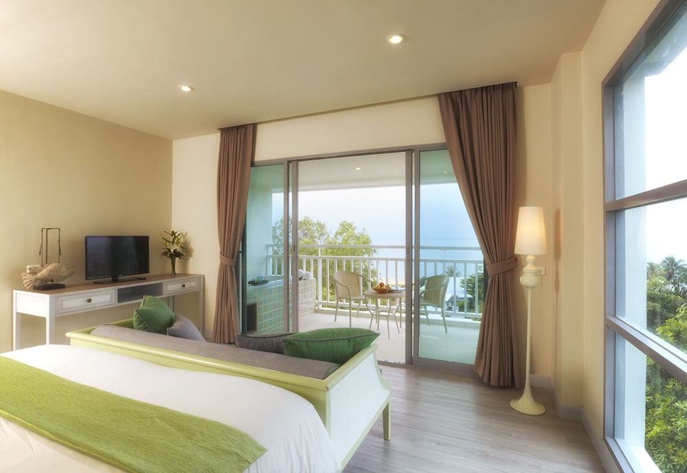 Deluxe Room, Partial Sea View, Corner - Photo 2