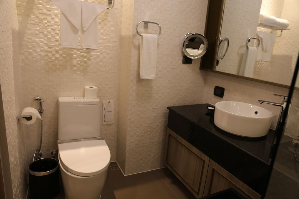 Deluxe Room thumbnail 6